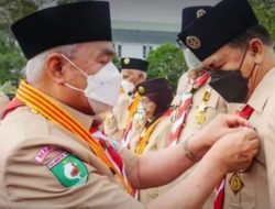 Sekda Kukar Terima Penghargaan Gerakan Pramuka Karya Bakti