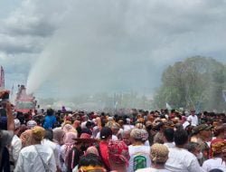Tandai Puncak Pesta Erau, Ngulur Naga dan Belimbur Digelar