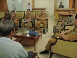 Pemkab Serahkan Beasiswa Anak yang Kehilangan Orang Tua Akibat Pandemi