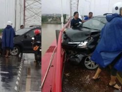 Ban Pecah, Avanza Hitam Tabrak Pagar Jembatan Kukar