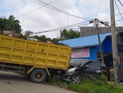 Truk Gagal Naik Gunung, Hantam Tiga Mobil di Belakang