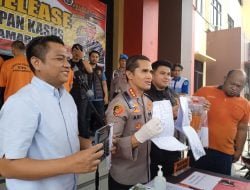 Astagfirullah, Bukannya Ibadah Dua Orang Ini Tertangkap Sedang Judi Togel