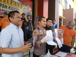 Astagfirullah, Bukannya Ibadah Dua Orang Ini Tertangkap Sedang Judi Togel