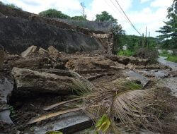 Tanah Longsor di Pergudangan Hambat Akses Keluar Masuk Kendaraan