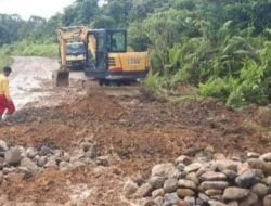 Dinas PU Perbaiki Jalan Poros Bilatalang Yang Rusak