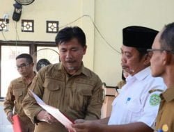 Sekda Serahkan SK Pemberhentian Kades Purwajaya