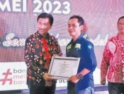 Sekda Kukar Beri Penghargaan Para Pelaku Pendidikan