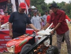 Bupati Kukar Serahkan Bantuan Petani dan Nelayan di Sebulu
