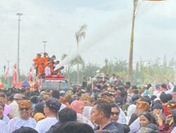 Erau Adat Pelas Benua: Ribuan Warga Kukar Berpartisipasi dalam Prosesi Belimbur