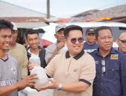 Rendi Solihin Serahkan Perahu hingga Bibit Udang ke Kelompok Nelayan Muara Badak