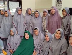 Beri Materi Kajian, Fitri Kasih Tips Supaya Bahagia