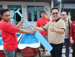 Rendi Solihin Serahkan Bantuan pada Nelayan Muara Badak