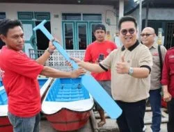 Rendi Solihin Serahkan Bantuan pada Nelayan Muara Badak