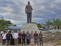 Wabup Rendi Kunjungi Monumen Patung Bung Karno ketika Safari Ramadan di Sangasanga
