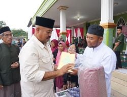 DPMD Dampingi Bupati Kukar Berbagi Berkah Ramadan di Tenggarong Seberang