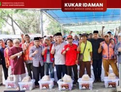 Bupati Kukar Edi Damansyah Bagikan 100 Paket Sembako kepada Juru Parkir di Tenggarong
