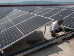 Desa Liang Buaya dan Tunjungan Terang Benderang Berkat Pemasangan PLTS Komunal dari DPMD Kukar