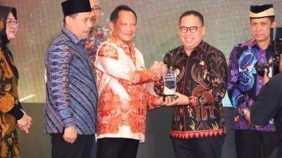 makmur marbun terima penghargaan