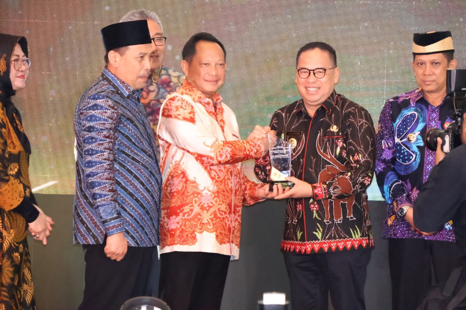 makmur marbun terima penghargaan