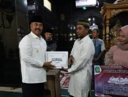 Bupati Kukar Cek Progres Rehabilitasi Masjid Al-Ikhlas, Serahkan Bantuan untuk Warga