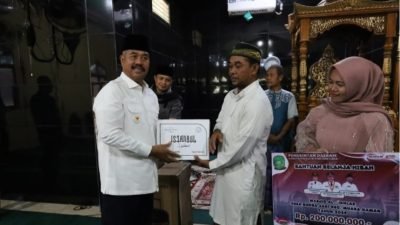 Bupati Kukar Cek Progres Rehabilitasi Masjid Al-Ikhlas, Serahkan Bantuan untuk Warga