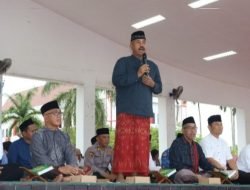 Ribuan Masyarakat Ikuti Gerakan Etam Mengaji di Lapangan Kantor Bupati