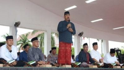 Ribuan Masyarakat Ikuti Gerakan Etam Mengaji di Lapangan Kantor Bupati