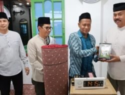 Buka Puasa Bersama Warga Loa Janan Ulu, Bupati Serahkan Bantuan