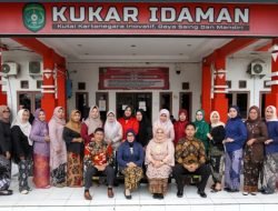 Peringati Hari Kartini, Pegawai Kecamatan Tenggarong Tampil Berkebaya dan Batik