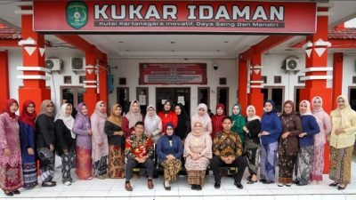 Peringati Hari Kartini, Pegawai Kecamatan Tenggarong Tampil Berkebaya dan Batik