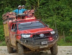 Bupati Mudyat Noor Salurkan Bantuan,Terjang Lumpur Demi Warga Terisolir