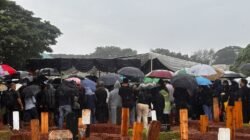 Hujan Deras Iringi Kepergian Vidi Aldiano di TPU Tanah Kusir Jakarta