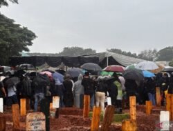 Hujan Deras Iringi Kepergian Vidi Aldiano di TPU Tanah Kusir Jakarta