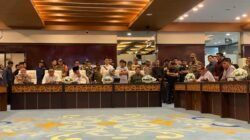 Ketika Massa APMKT Diminta Tepuk Tangan, Gubernur Rudy Jelaskan Prosedur Hak Angket