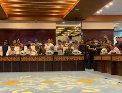 Ketika Massa APMKT Diminta Tepuk Tangan, Gubernur Rudy Jelaskan Prosedur Hak Angket
