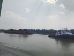 Selusuri Surutnya Sungai Mahakam, Disambut Banyak Konveyor