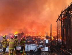 75 Bangunan di Tenggarong Ludes Terbakar, Damkarmatan Kukar Kesulitan Sumber Air